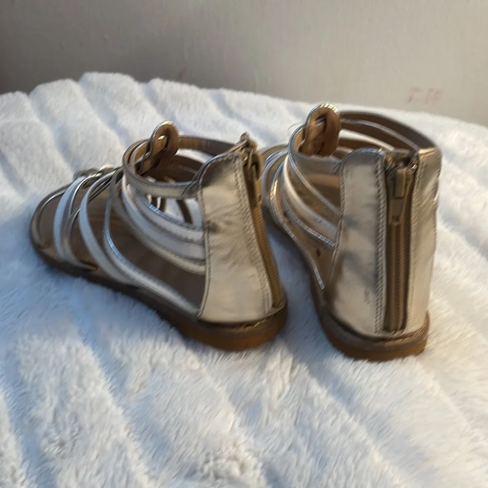Tucker & Tate Marissa Gladiator Strapped Sandals (Girls) White and Gold. Size 2M